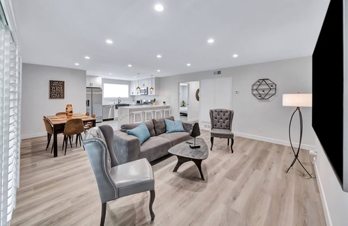 West Hills Casa | Modern 5BR with 2 King Beds, Huge Yard & Jacuzzi!