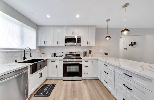 West Hills Casa | Modern 5BR with 2 King Beds, Huge Yard & Jacuzzi!