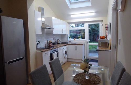 Birmingham Casa | Modern 6-Bed-Groups-Contractors Parking Vans-Cars