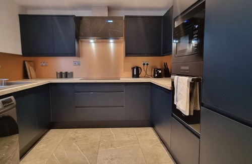 Swindon Casa | Modern 6 Bedroom 4 Bath House w Parking