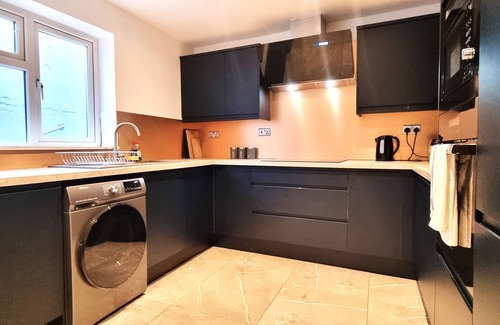 Swindon Casa | Modern 6 Bedroom 4 Bath House w Parking