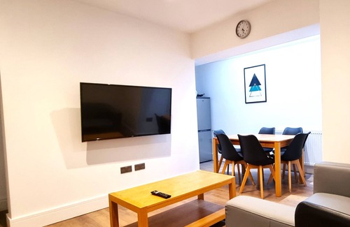 Swindon Casa | Modern 6 Bedroom 4 Bath House w Parking