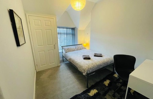 Uplands Casa | Modern 6 bedroom 5 min walk to beach & restaurants