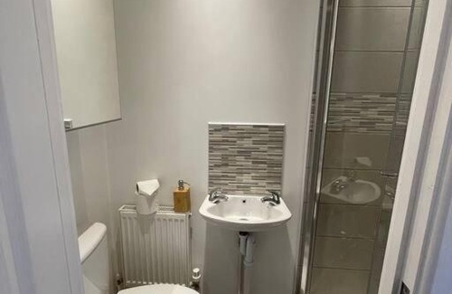 Uplands Casa | Modern 6 bedroom 5 min walk to beach & restaurants