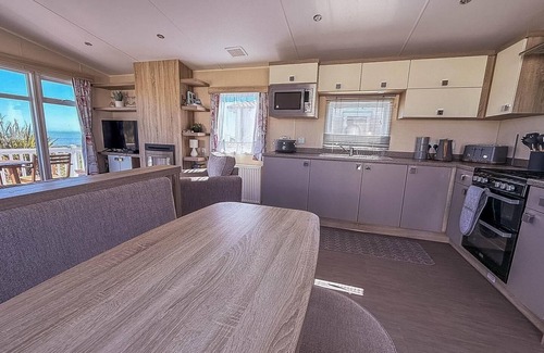Pakefield Casa | Modern 6 berth caravan with free WiFi nearby Pakefield beach ref 68028CR