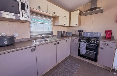 Pakefield Casa | Modern 6 berth caravan with free WiFi nearby Pakefield beach ref 68028CR