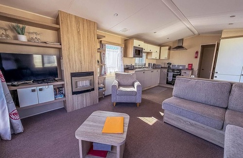 Pakefield Casa | Modern 6 berth caravan with free WiFi nearby Pakefield beach ref 68028CR