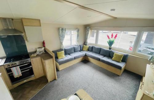 Winestead Otro | Modern 6 Berth Caravan At Sand Le Mere Park, Yorkshire Ref 71002D