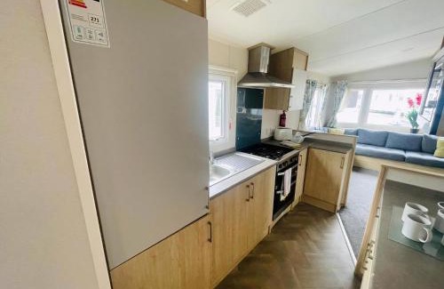 Winestead Otro | Modern 6 Berth Caravan At Sand Le Mere Park, Yorkshire Ref 71002D
