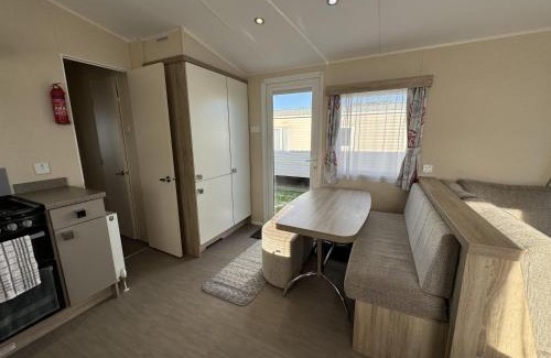 Pakefield Otro | Modern 6 Berth Caravan With Free Wifi Nearby Pakefield Beach Ref 68028Cr