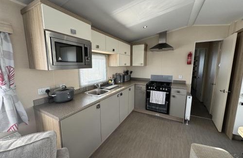 Pakefield Otro | Modern 6 Berth Caravan With Free Wifi Nearby Pakefield Beach Ref 68028Cr