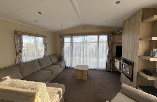Pakefield Otro | Modern 6 Berth Caravan With Free Wifi Nearby Pakefield Beach Ref 68028Cr