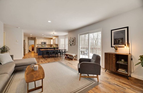Pocono Summit Casa | Modern 6BR: Hot Tub, Sauna, Gameroom, Mins to Lake