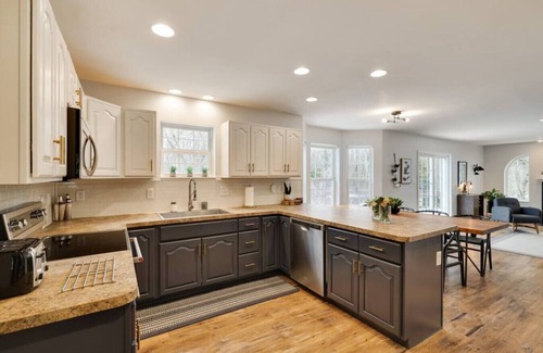Pocono Summit Casa | Modern 6BR: Hot Tub, Sauna, Gameroom, Mins to Lake