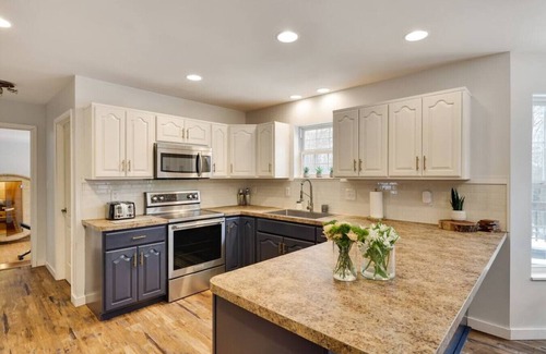 Pocono Summit Casa | Modern 6BR: Hot Tub, Sauna, Gameroom, Mins to Lake