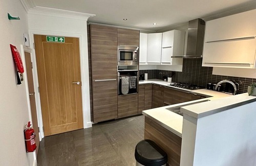 Woking Casa | Modern 7 Bedroom 7 Bed Home