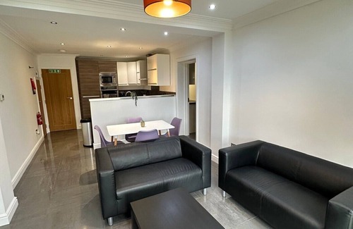Woking Casa | Modern 7 Bedroom 7 Bed Home