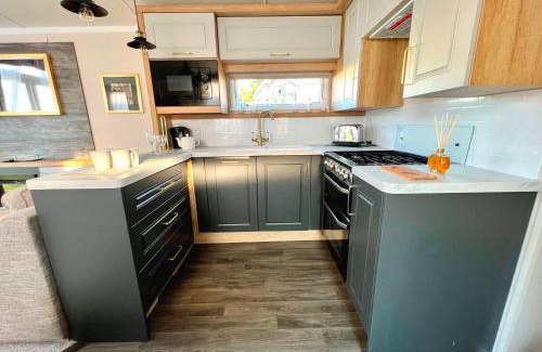 Walton on the Naze Otro | Modern 8 Berth Caravan With Decking At Naze Marine Park, Ref 17006Tw