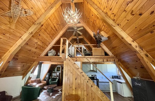 Stockton Cabina | Modern A-Frame Cabin with a Tranquil Pond and Fiber internet!