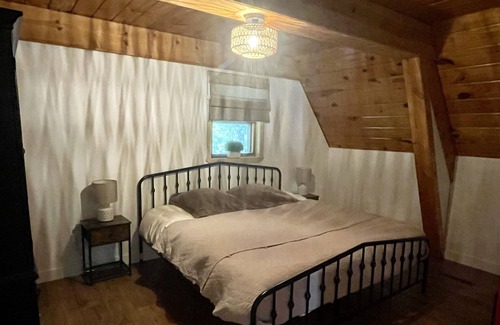Stockton Cabina | Modern A-Frame Cabin with a Tranquil Pond and Fiber internet!