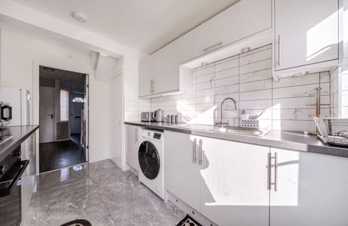 Abbey Wood Apartamento | Modern Abbeywood home with garden & parking