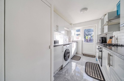 Abbey Wood Apartamento | Modern Abbeywood home with garden & parking