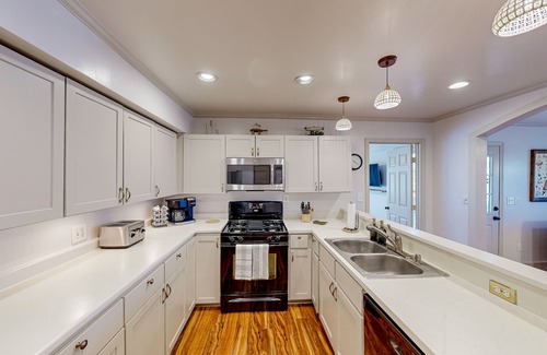 Buford Cabina | Modern adventure cabin with firepit, large balcony, games, & AC - dog-friendly