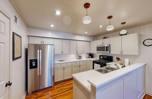Buford Cabina | Modern adventure cabin with firepit, large balcony, games, & AC - dog-friendly