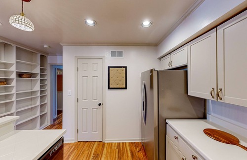 Buford Cabina | Modern adventure cabin with firepit, large balcony, games, & AC - dog-friendly
