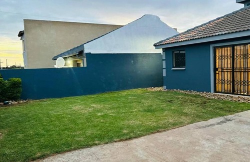 Greater Johannesburg Metropolitan Area Apartamento | Modern Airb&b with Wi-Fi Soweto near famous entertainment sites.