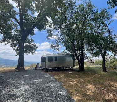 Dunlap Otro | Modern Airstream with amazing view - 10 to 15 minutes from Kings Canyon National Park