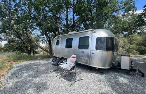 Dunlap Otro | Modern Airstream with amazing view - 10 to 15 minutes from Kings Canyon National Park