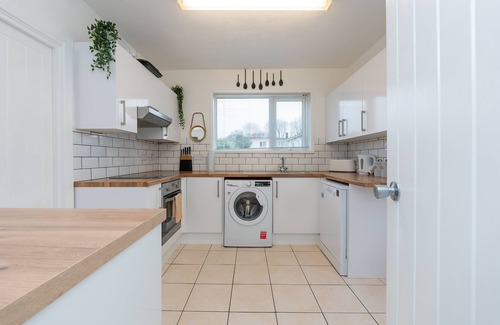 Severn Beach Casa | Modern | All Mod Cons | IPTV| BBQ | Sleeps 8