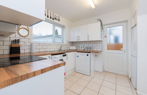 Severn Beach Casa | Modern | All Mod Cons | IPTV| BBQ | Sleeps 8