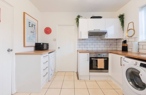 Severn Beach Casa | Modern | All Mod Cons | IPTV| BBQ | Sleeps 8