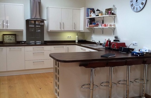 Bozel Apartamento | Apartamento dúplex de lujo moderno alpino con vistas a la montaña, estufa de leña y balcón