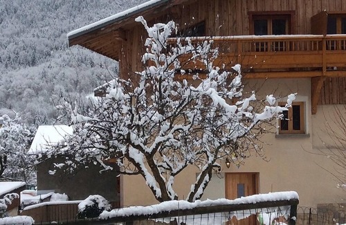 Bozel Apartamento | Apartamento dúplex de lujo moderno alpino con vistas a la montaña, estufa de leña y balcón