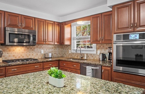 Cranberry Township Casa | Modern and Accessible 5 Bedroom Home in Cranberry, Pittsburgh with a Game Room