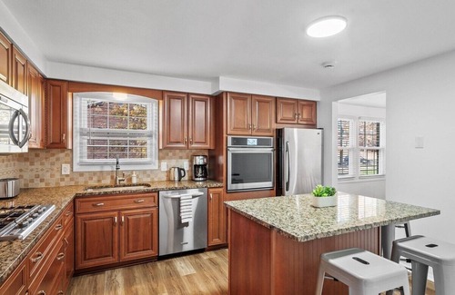 Cranberry Township Casa | Modern and Accessible 5 Bedroom Home in Cranberry, Pittsburgh with a Game Room