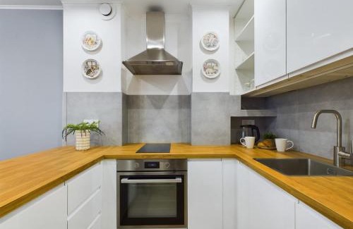 Nowa Praga Apartamento | Modern and Comfortable Studios with Smart TVs near PGE by Noclegi Renters