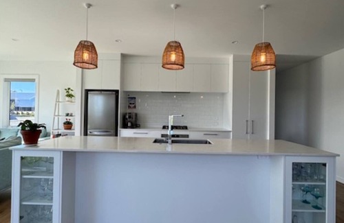 Wharewaka Casa | Modern and cosy home Private, fully fenced