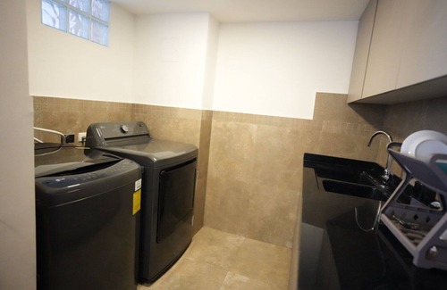 Cuenca Apartamento | Modern and Cozy 3-bedroom apartment with WiFi, fitness room in charming Cuenca