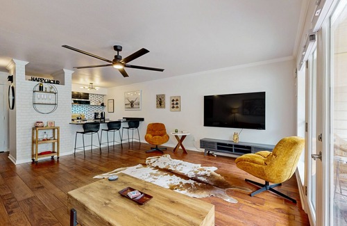 Riverside Condominio | Modern and cozy apartment in downtown with patio, close to lake & restaurants