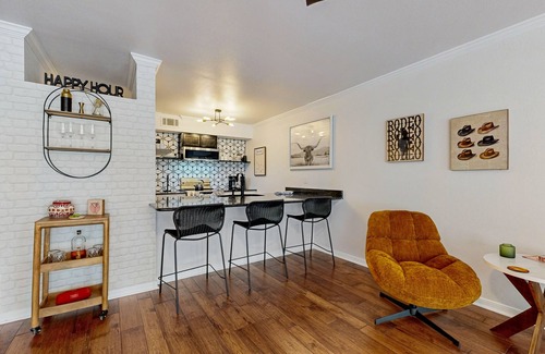 Riverside Condominio | Modern and cozy apartment in downtown with patio, close to lake & restaurants