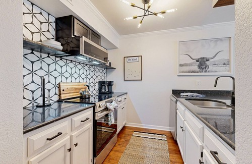 Riverside Condominio | Modern and cozy apartment in downtown with patio, close to lake & restaurants
