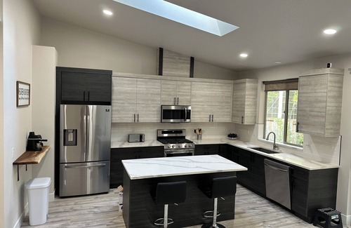 Lake Oswego Casa | Modern and cozy home on Lakeview