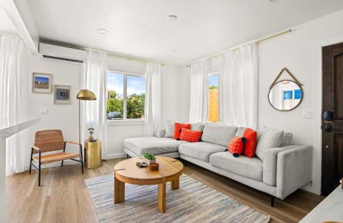Crown Point Casa | Modern and Cozy in PB with Patio and Firepit