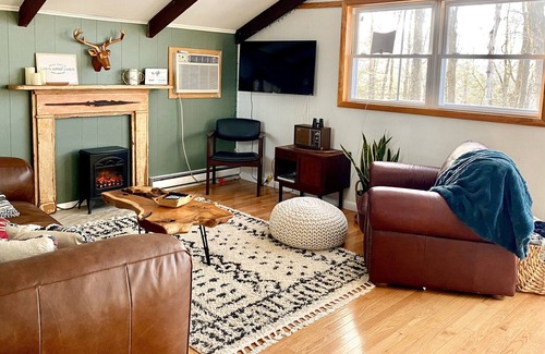 Lake Ariel Cabina | Modern and cozy- perfect for your Winter getaway!