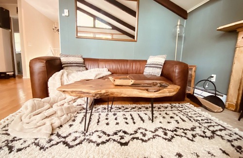 Lake Ariel Cabina | Modern and cozy- perfect for your Winter getaway!