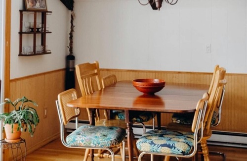 Lake Ariel Cabina | Modern and cozy- perfect for your Winter getaway!